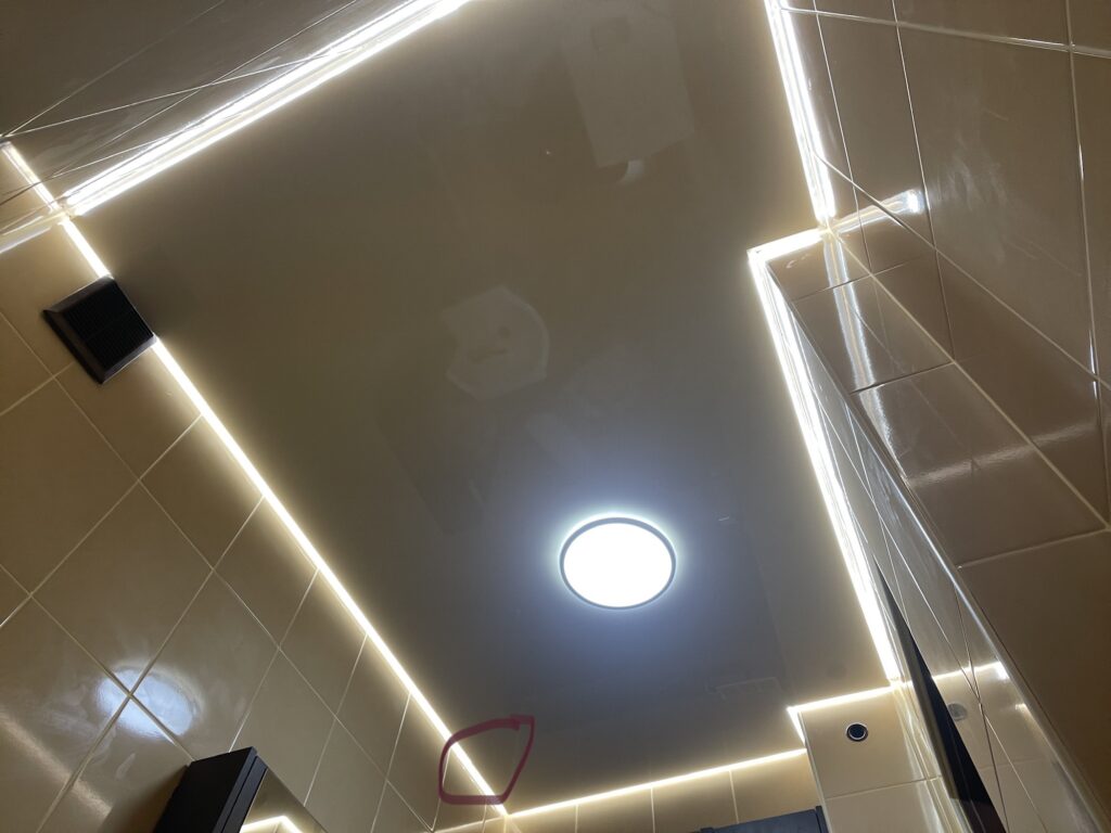 Sufit napinany kremowy z led